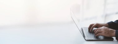 Laptop klavyesinde yazan kişi, dizüstü bilgisayarda çalışan iş adamı, iş arkadaşlarına mesaj yazıyor ve toplantıyı özetlemek için mali bilgi tablosu hazırlıyor..