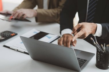 Tartışmalara, iş toplantılarına, şirket satış toplantılarına katılan insan grupları, şirket performansının özeti ve beyin fırtınası. İş stratejisi yönetim kavramı.