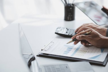 Tartışmalara, iş toplantılarına, şirket satış toplantılarına katılan insan grupları, şirket performansının özeti ve beyin fırtınası. İş stratejisi yönetim kavramı.