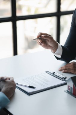 Emlakçılar, konut modellerini müşterilere ayrıntılı bir şekilde anlatma, evler ve satın alma kredileri hakkında bilgi verme ve sunma konularında açıklar. Gayrimenkul ticareti.