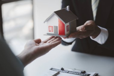 Emlakçılar, konut modellerini müşterilere ayrıntılı bir şekilde anlatma, evler ve satın alma kredileri hakkında bilgi verme ve sunma konularında açıklar. Gayrimenkul ticareti.