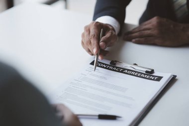 Emlakçılar, konut modellerini müşterilere ayrıntılı bir şekilde anlatma, evler ve satın alma kredileri hakkında bilgi verme ve sunma konularında açıklar. Gayrimenkul ticareti.