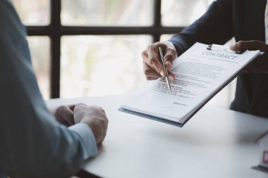 Emlakçılar, konut modellerini müşterilere ayrıntılı bir şekilde anlatma, evler ve satın alma kredileri hakkında bilgi verme ve sunma konularında açıklar. Gayrimenkul ticareti.