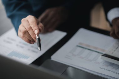 Satış departmanı bunu bölüm müdürüne götürmek için aylık bir toplantı yapıyor. Müdüre götürmeden önce hazırlanan belgelerin doğruluğunu kontrol ediyorlar.