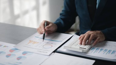 İşadamları, sorunları analiz etmek ve bilgiyi bir ortakla toplantıya getirmeden önce çözüm bulmak için şirketin mali belgelerine bakıyorlar. Mali konsept.