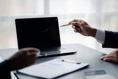 Tartışmalara, iş toplantılarına, şirket satış toplantılarına katılan insan grupları, şirket performansının özeti ve beyin fırtınası. İş stratejisi yönetim kavramı.