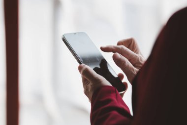 Kıdemli iş kadını ofis odasında ve telefonu kullanıyor, şirketin üst düzey yöneticisi, kıdemli kadınların işletmeleri, üst düzey yönetici işleri..