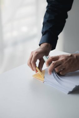 İş adamı, departman toplantı kağıtlarını düzenliyor, şirket ofisinde belge yönetimi yapıyor. Ofis belge yönetimi ve depolama kavramı.