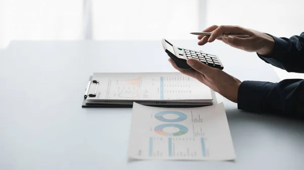Affärsman Använder Miniräknare För Att Beräkna Finansiella Siffror Han Sitter — Stockfoto