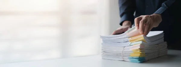 Biznesmen Sortujący Stosy Dokumentów Posiedzeń Departamentu Zarządzanie Dokumentami Biurze Korporacyjnym — Zdjęcie stockowe