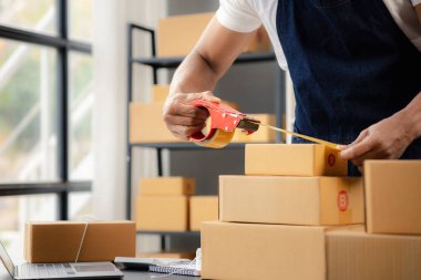 Çevrimiçi bir dükkan sahibi siparişleri topluyor, çevrimiçi alışveriş platformu web sitesi üzerinden ürünleri satan bir internet mağaza operatörü. İnternette ürün satma kavramı.