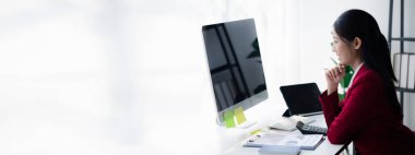 Ofiste çalışan bir iş kadını, Asyalı bir kadın işyeri sahibi finansal yönetimi yönetiyor, bir şirket kurdu, modern kadın liderliği. İş kadını lider konsepti.
