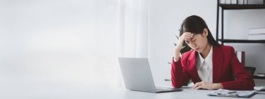 Stres ve ofis sendromundan muzdarip iş kadını, Asyalı işyeri sahibi finans yönetimini yönetiyor, yeni bir şirket kurdu, modern kadın lider. İş kadını lider konsepti.