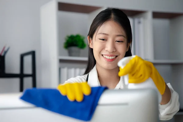 Reinigungsraum Reinigungskraft Benutzt Tuch Computerbildschirm Büro Des Unternehmens Wischen Reinigungspersonal — Stockfoto