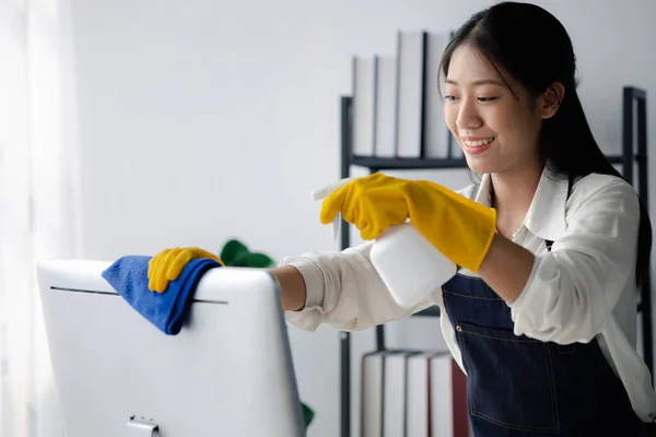 在公司的办公室里 清洁人员正在用布擦拭电脑屏幕 清洁员工 组织中的清洁概念 — 图库照片