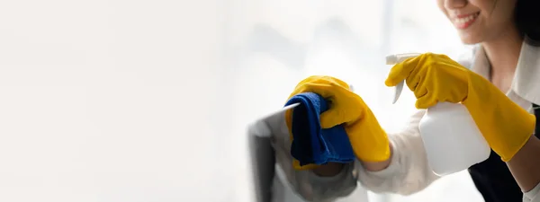 Καθαριστήριο Προσώπου Καθαριστής Χρησιμοποιεί Πανί Για Σκουπίσει Την Οθόνη Του — Φωτογραφία Αρχείου