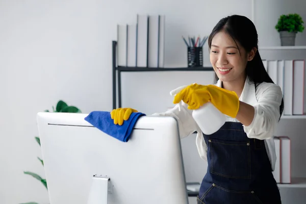 Reinigungsraum Reinigungskraft Benutzt Tuch Computerbildschirm Büro Des Unternehmens Wischen Reinigungspersonal — Stockfoto