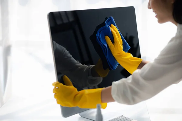 Sprzątaczka Sprzątaczka Używa Tkaniny Wycierania Ekranu Komputera Biurze Firmy Sprzątacze — Zdjęcie stockowe