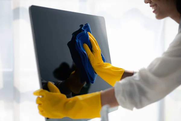 Temizlik Odası Temizlik Işçisi Şirket Ofisindeki Bilgisayar Ekranını Silmek Için — Stok fotoğraf