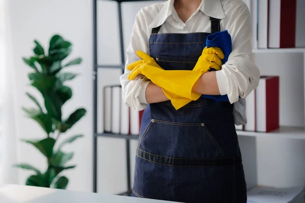 Ασιάτισσα Καθαρίζει Γραφείο Καθαρίστρια Διατηρήστε Την Καθαριότητα Εντός Του Οργανισμού — Φωτογραφία Αρχείου
