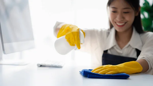 Odayı Temizleyen Kişi Temizlik Personeli Şirket Ofisindeki Masayı Silmek Için — Stok fotoğraf