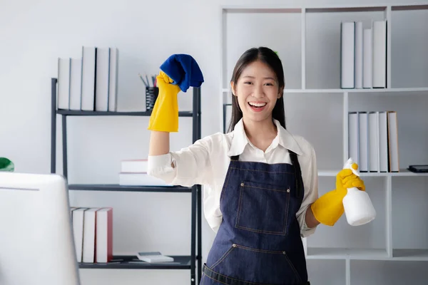 Aziatische Vrouw Maakt Het Kantoor Schoon Schoonmaakster Handhaaf Reinheid Binnen — Stockfoto