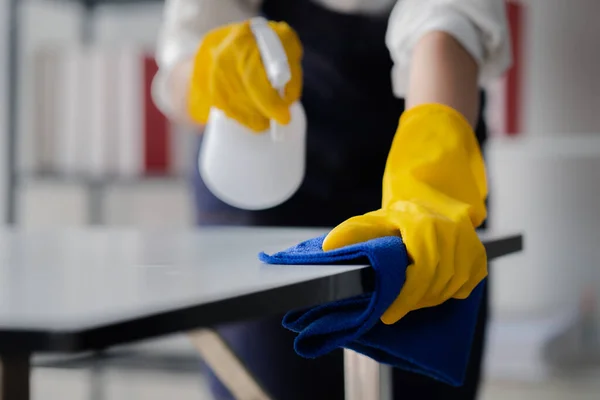Pessoa Limpando Sala Equipe Limpeza Está Usando Pano Desinfetante Pulverização — Fotografia de Stock