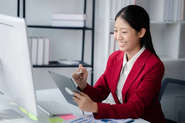 Ofiste Çalışan Bir Kadını Asyalı Bir Kadın Işyeri Sahibi Finansal — Stok fotoğraf