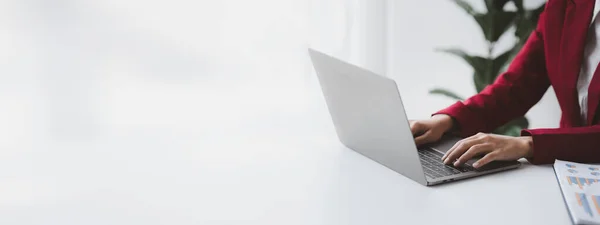ノートパソコンのキーボードで入力する人 ノートパソコンで作業するビジネスマン 同僚にメッセージを入力し 財務情報シートを作成して会議をまとめます — ストック写真