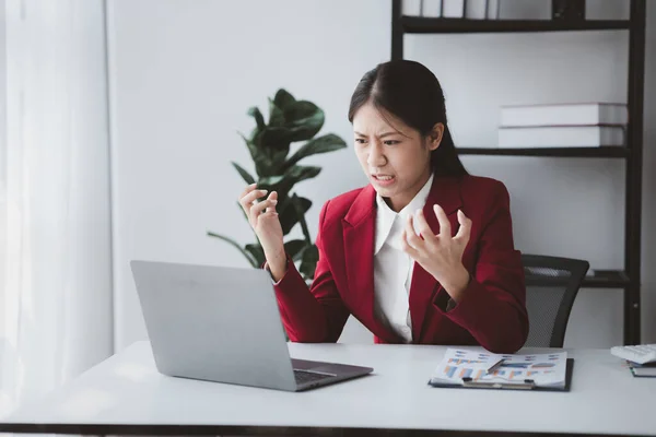 Podnikatelka Trpící Stresem Kancelářským Syndromem Asijská Podnikatelka Řídí Finanční Management — Stock fotografie