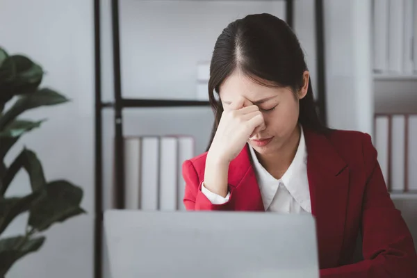 Empresaria Que Sufre Estrés Síndrome Oficina Dueño Negocio Asiático Dirige — Foto de Stock