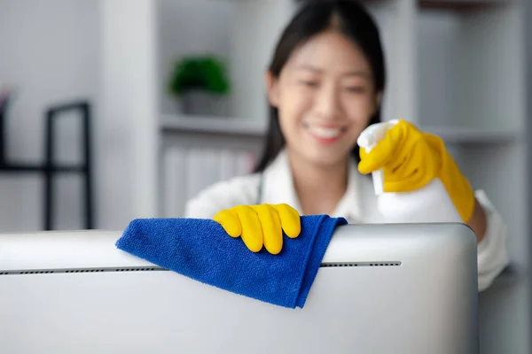 Person Cleaning Room Cleaning Worker Using Cloth Wipe Computer Screen — Stock Photo, Image