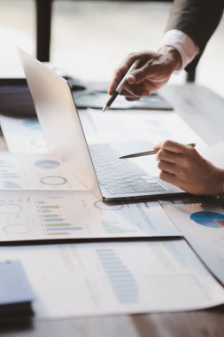 Satış departmanı bunu bölüm müdürüne götürmek için aylık bir toplantı yapıyor. Müdüre götürmeden önce hazırlanan belgelerin doğruluğunu kontrol ediyorlar.