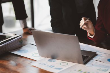 Satış departmanı bunu bölüm müdürüne götürmek için aylık bir toplantı yapıyor. Müdüre götürmeden önce hazırlanan belgelerin doğruluğunu kontrol ediyorlar.