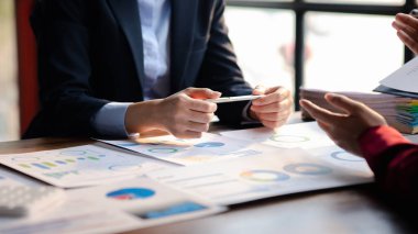 Satış departmanı bunu bölüm müdürüne götürmek için aylık bir toplantı yapıyor. Müdüre götürmeden önce hazırlanan belgelerin doğruluğunu kontrol ediyorlar.