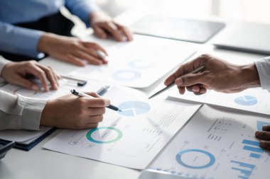 Şirket toplantı odasında iş adamları ve finans müdürleri finans konularında bir araya geliyor, belgeler hakkında bilgi topluyor ve birlikte tartışıyorlar. Şirket mali yönetimi kavramı