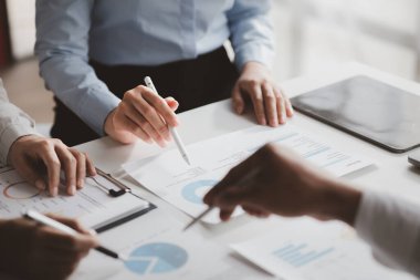 Şirket toplantı odasında iş adamları ve finans müdürleri finans konularında bir araya geliyor, belgeler hakkında bilgi topluyor ve birlikte tartışıyorlar. Şirket mali yönetimi kavramı