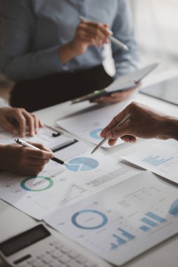 Şirket toplantı odasında iş adamları ve finans müdürleri finans konularında bir araya geliyor, belgeler hakkında bilgi topluyor ve birlikte tartışıyorlar. Şirket mali yönetimi kavramı