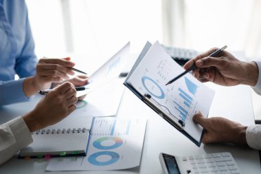 Şirket toplantı odasında iş adamları ve finans müdürleri finans konularında bir araya geliyor, belgeler hakkında bilgi topluyor ve birlikte tartışıyorlar. Şirket mali yönetimi kavramı