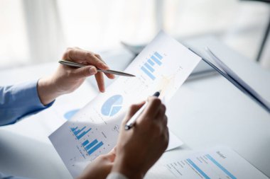 Şirket toplantı odasında iş adamları ve finans müdürleri finans konularında bir araya geliyor, belgeler hakkında bilgi topluyor ve birlikte tartışıyorlar. Şirket mali yönetimi kavramı