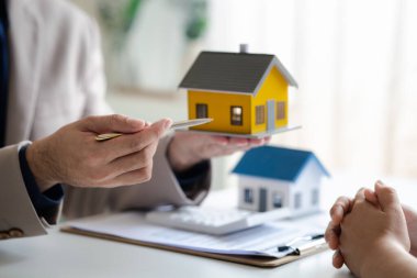 Emlakçılar, konut modellerini müşterilere ayrıntılı bir şekilde anlatma, evler ve satın alma kredileri hakkında bilgi verme ve sunma konularında açıklar. Gayrimenkul ticareti.