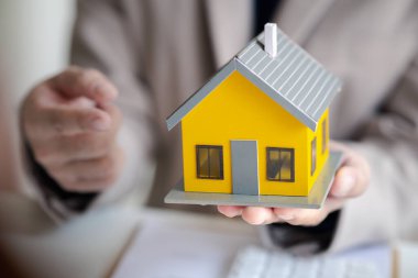 Emlakçılar, konut modellerini müşterilere ayrıntılı bir şekilde anlatma, evler ve satın alma kredileri hakkında bilgi verme ve sunma konularında açıklar. Gayrimenkul ticareti.