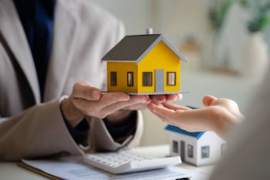 Emlakçılar, konut modellerini müşterilere ayrıntılı bir şekilde anlatma, evler ve satın alma kredileri hakkında bilgi verme ve sunma konularında açıklar. Gayrimenkul ticareti.