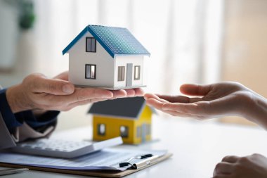 Emlakçılar, konut modellerini müşterilere ayrıntılı bir şekilde anlatma, evler ve satın alma kredileri hakkında bilgi verme ve sunma konularında açıklar. Gayrimenkul ticareti.