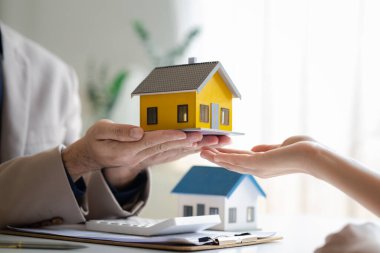 Emlakçılar, konut modellerini müşterilere ayrıntılı bir şekilde anlatma, evler ve satın alma kredileri hakkında bilgi verme ve sunma konularında açıklar. Gayrimenkul ticareti.