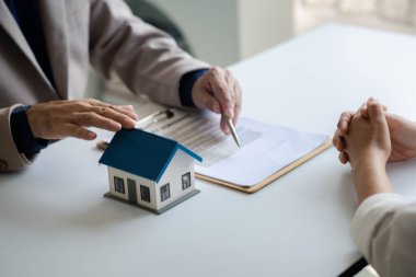 Emlakçılar, konut modellerini müşterilere ayrıntılı bir şekilde anlatma, evler ve satın alma kredileri hakkında bilgi verme ve sunma konularında açıklar. Gayrimenkul ticareti.