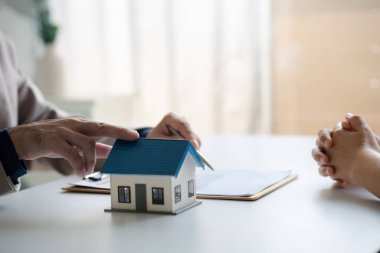 Emlakçılar, konut modellerini müşterilere ayrıntılı bir şekilde anlatma, evler ve satın alma kredileri hakkında bilgi verme ve sunma konularında açıklar. Gayrimenkul ticareti.