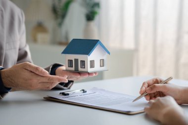 Emlakçılar, konut modellerini müşterilere ayrıntılı bir şekilde anlatma, evler ve satın alma kredileri hakkında bilgi verme ve sunma konularında açıklar. Gayrimenkul ticareti.