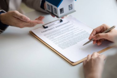 Emlakçılar, konut modellerini müşterilere ayrıntılı bir şekilde anlatma, evler ve satın alma kredileri hakkında bilgi verme ve sunma konularında açıklar. Gayrimenkul ticareti.