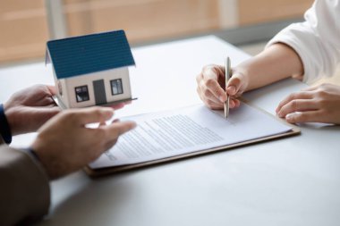 Emlakçılar, konut modellerini müşterilere ayrıntılı bir şekilde anlatma, evler ve satın alma kredileri hakkında bilgi verme ve sunma konularında açıklar. Gayrimenkul ticareti.